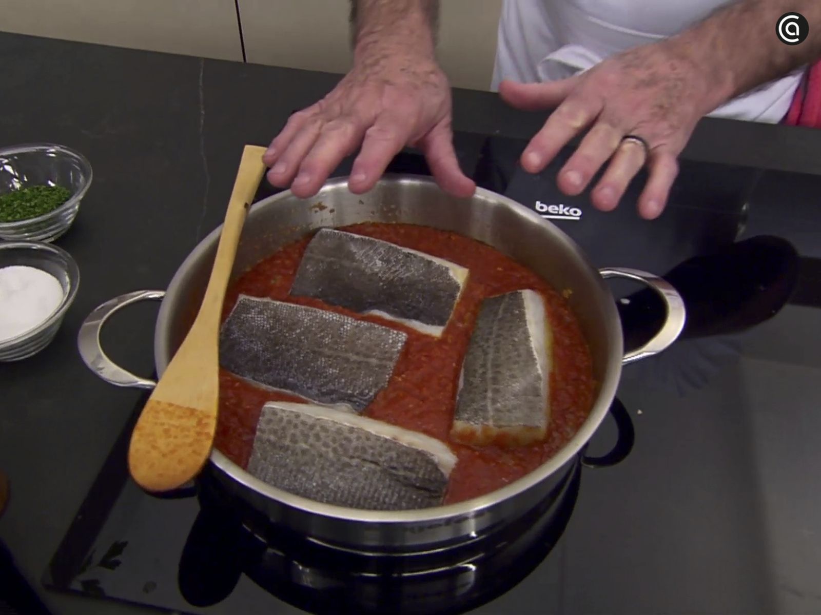 Una vez bien secos los lomos de bacalao se incorporan a la salsa con la piel para arriba.