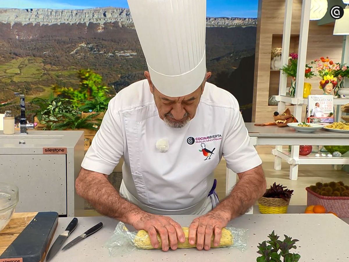 Da forma de cilindro a la masa cubierta por papel film