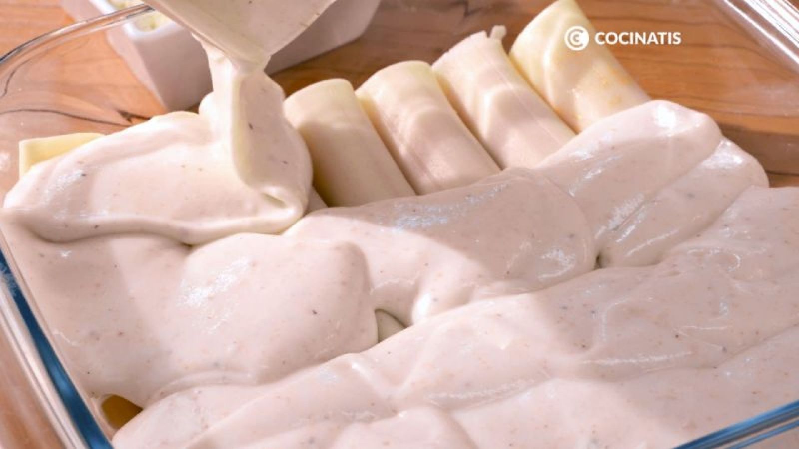 Cubrimos los canelones en una bandeja con bechamel Cubrimos los canelones en una bandeja con bechamel