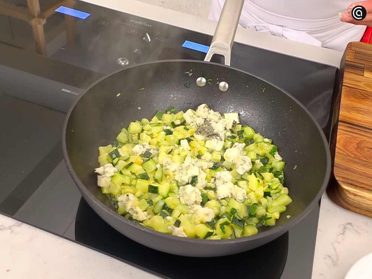 Saltea el calabacín con el queso azul