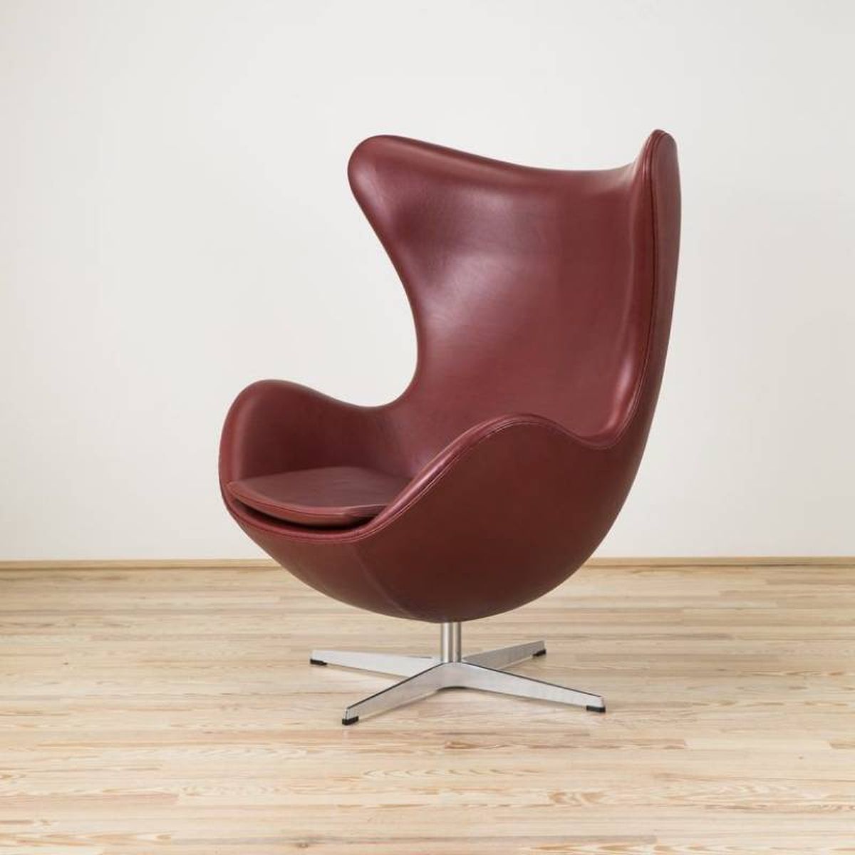 Butaca Egg Indian Red, editada por Fritz Hansen.