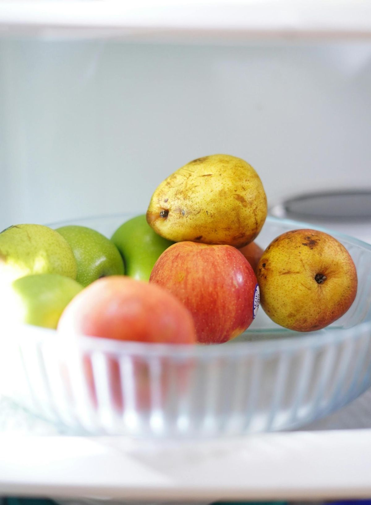 Las manzanas ayudan a las peras a madurar.