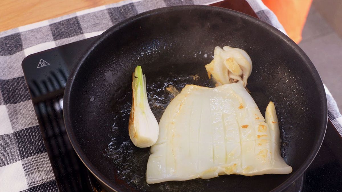 Receta de sepia a la plancho con alioli y tirabeques  paso 4