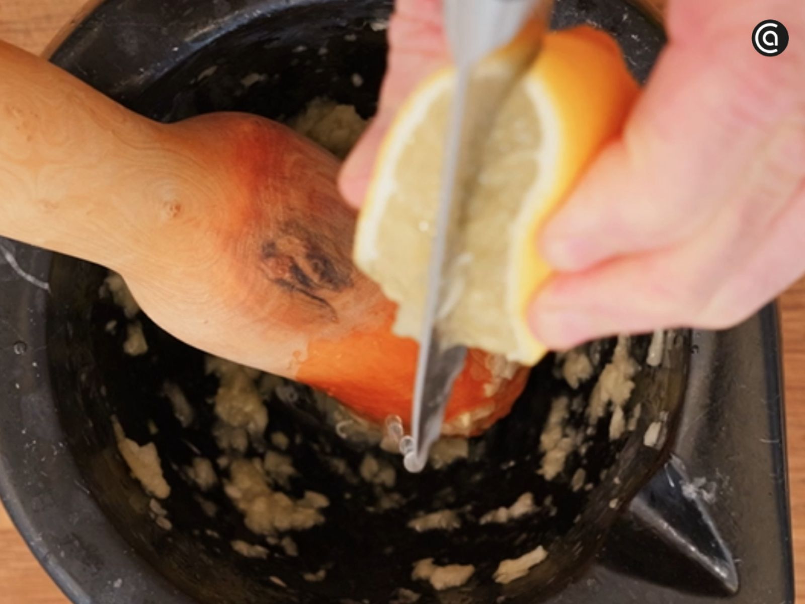 Exprime un poco de limón sobre el ajo machacado para aromatizar el aliño.