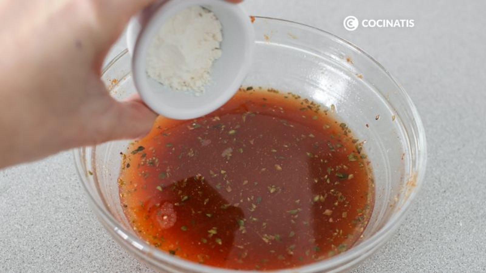Mezcla el marinado del tofu con harina