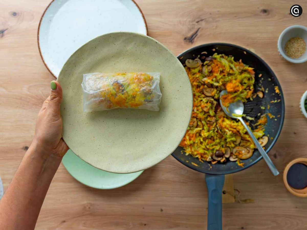 Enrolla los rollitos de primavera