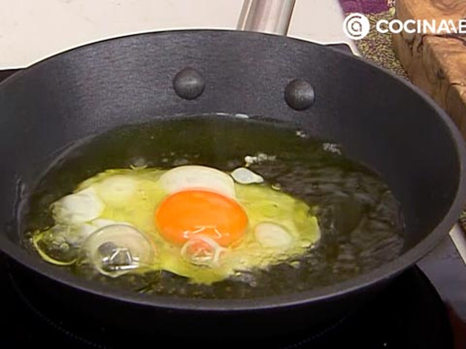 Fríe el huevo en abundante aceite para que se cocine bien sandwich frances croque madame gratinado con huevo receta karlos arguinano karl67600321 paso5