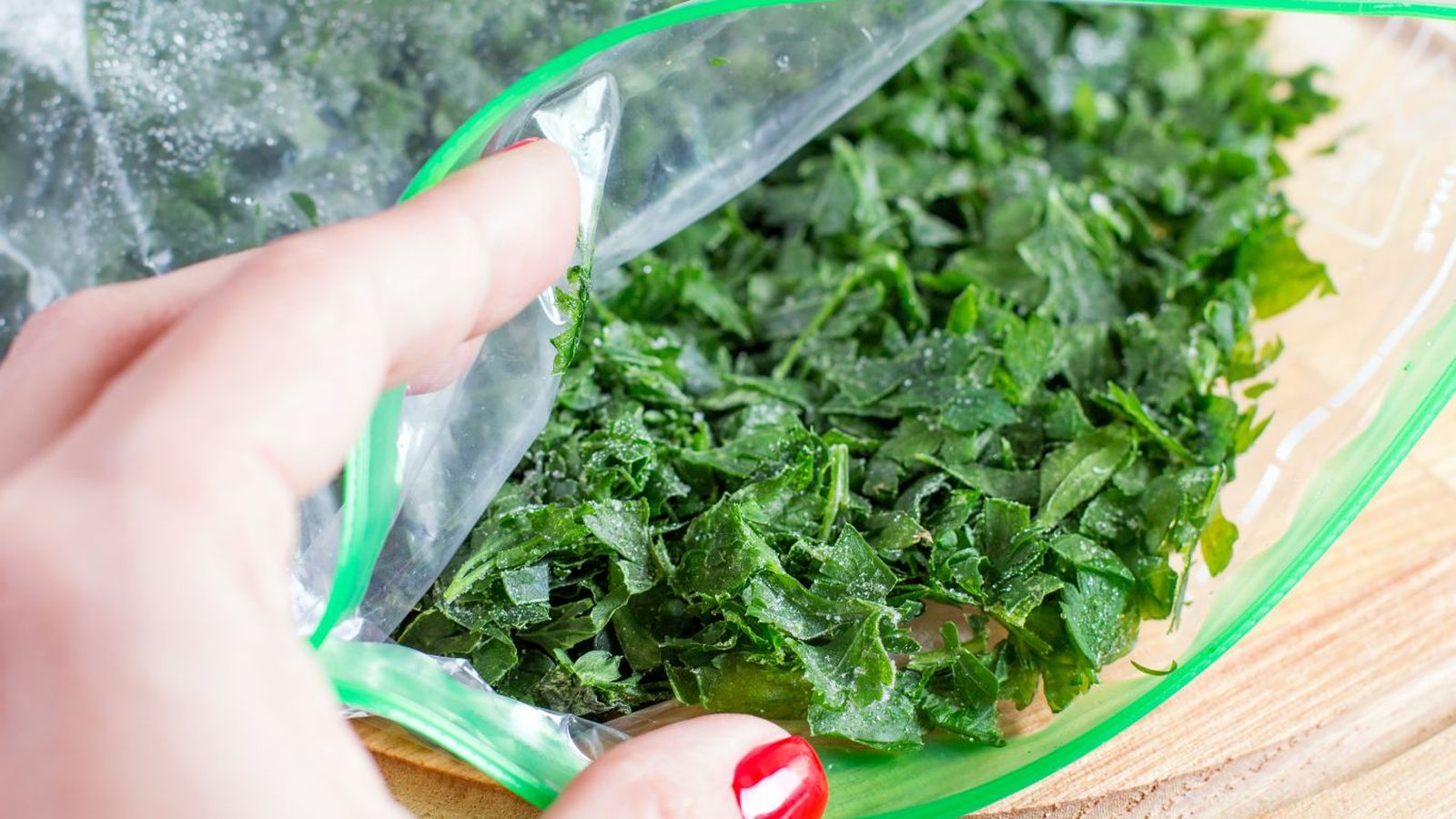 Congelar perejil picado