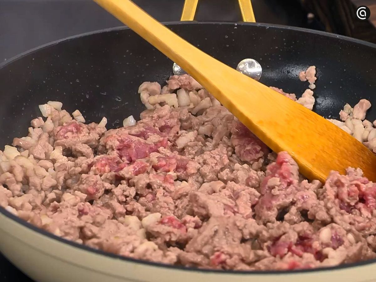 Cocina la carne picada junto con la panceta