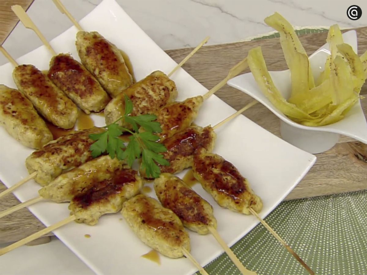 Sirve las brochetas de pollo con salsa teriyaki y acompaña con chips de plátano