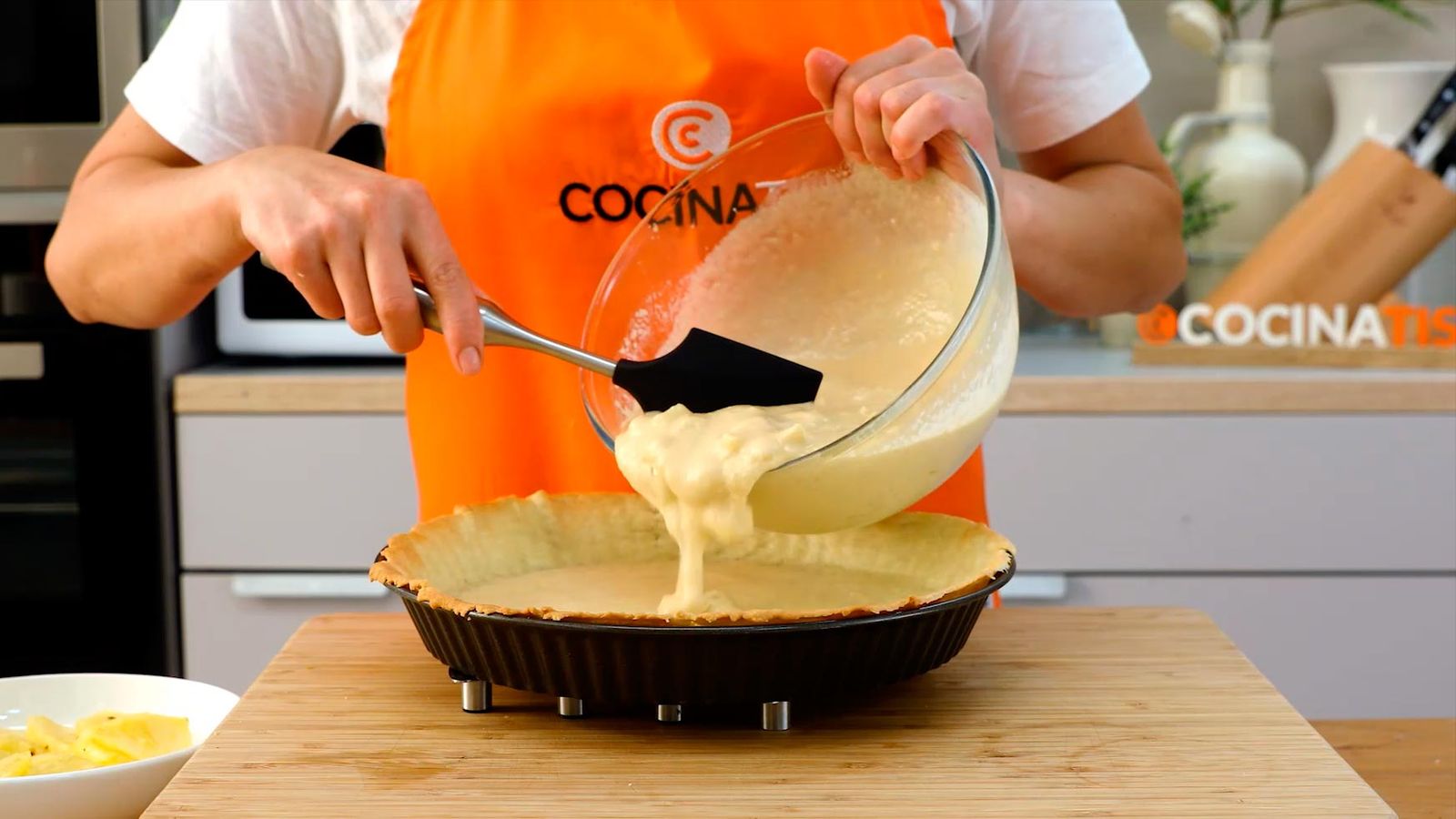 Vierte el relleno en el molde y decora con piña Receta de tarta de piña con crema de almendras paso 5