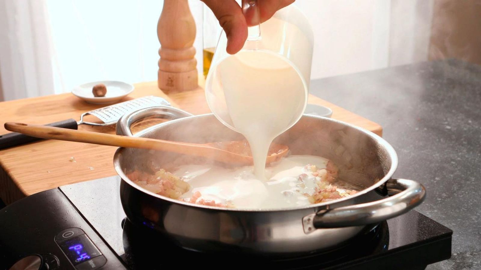 Agrega la nata Tortellini con salsa carbonara Paso 3
