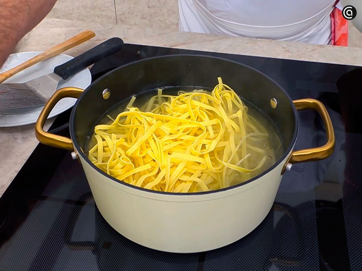 Cocer los tallarines para hacer con pulpo