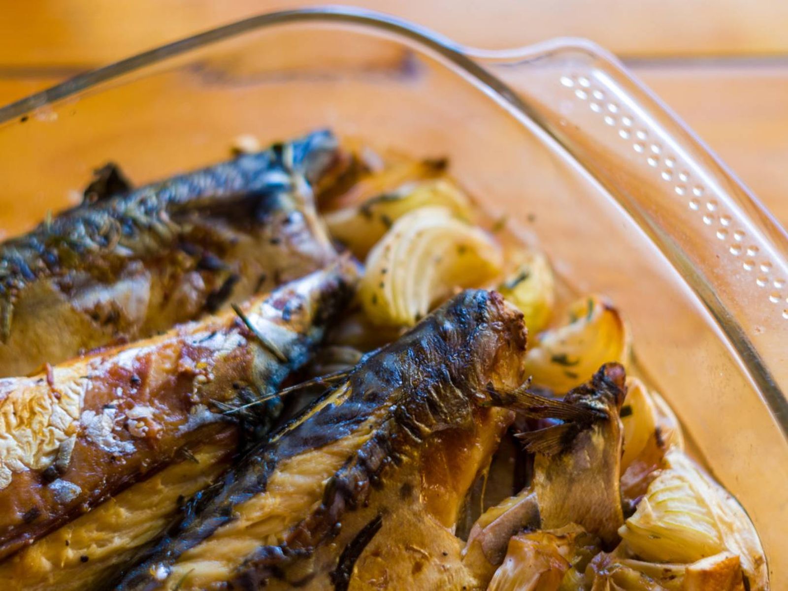 Sardinas al horno con cebolla y hierbas aromáticas, una alternativa perfecta a la brasa. Sardinas al horno con cebolla y hierbas aromáticas, una alternativa perfecta a la brasa.