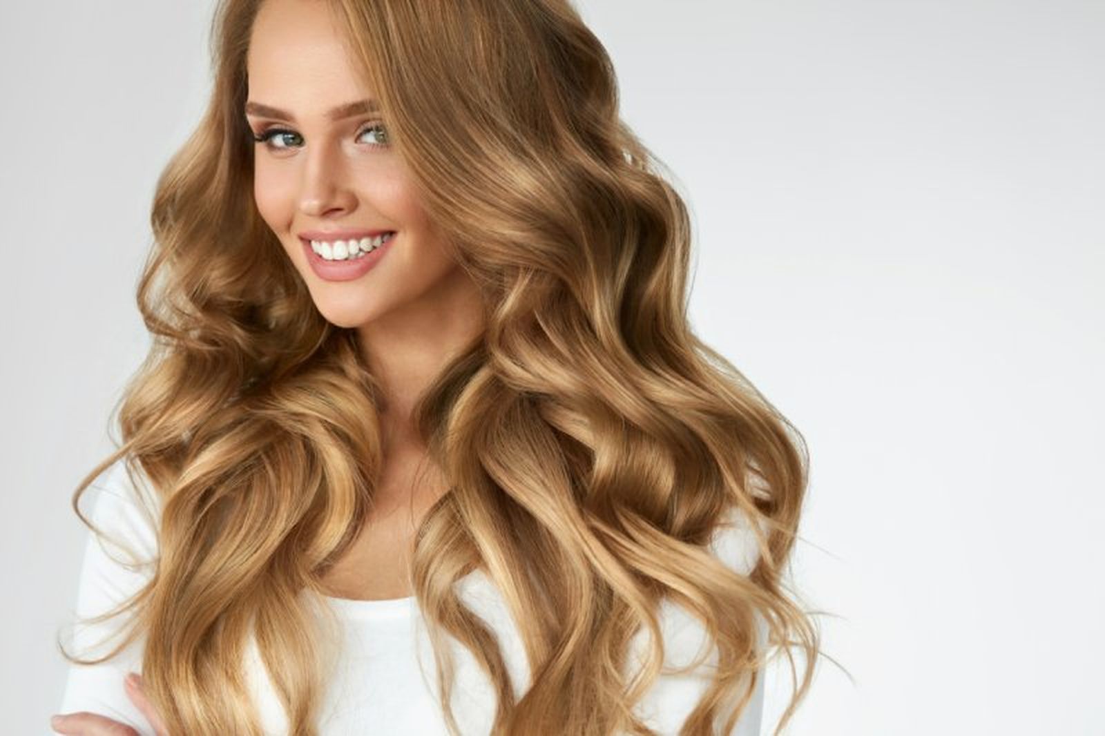 El cabello rubio miel es perfecto tanto para pelos lisos como ondulados El cabello rubio miel es perfecto tanto para pelos lisos como ondulados