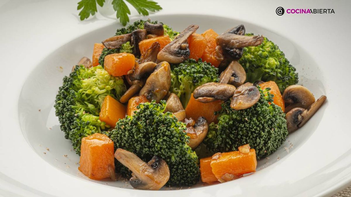 Brócoli salteado con champiñones y calabaza