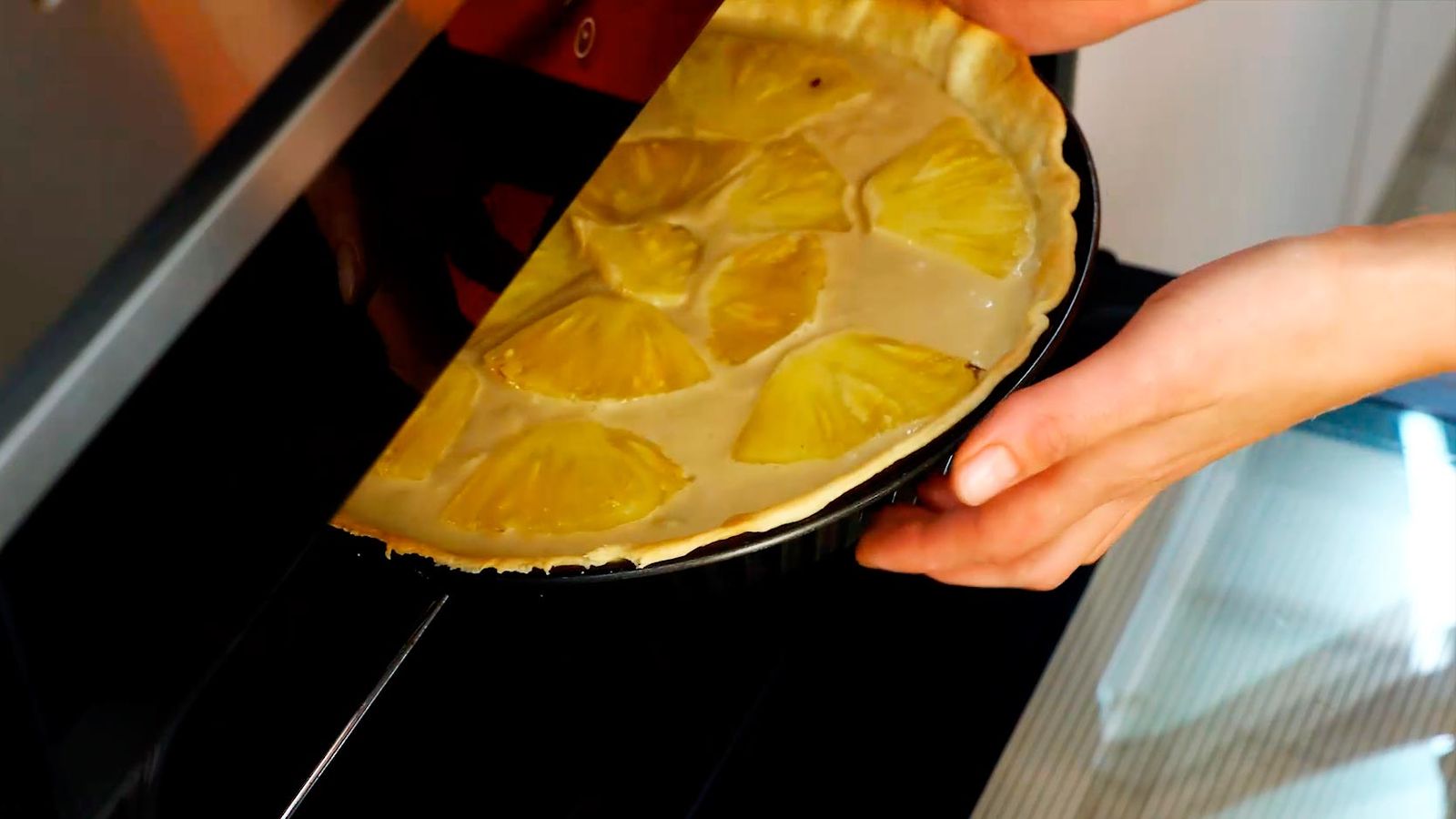 Hornea durante 30 minutos Receta de tarta de piña con crema de almendras paso 6