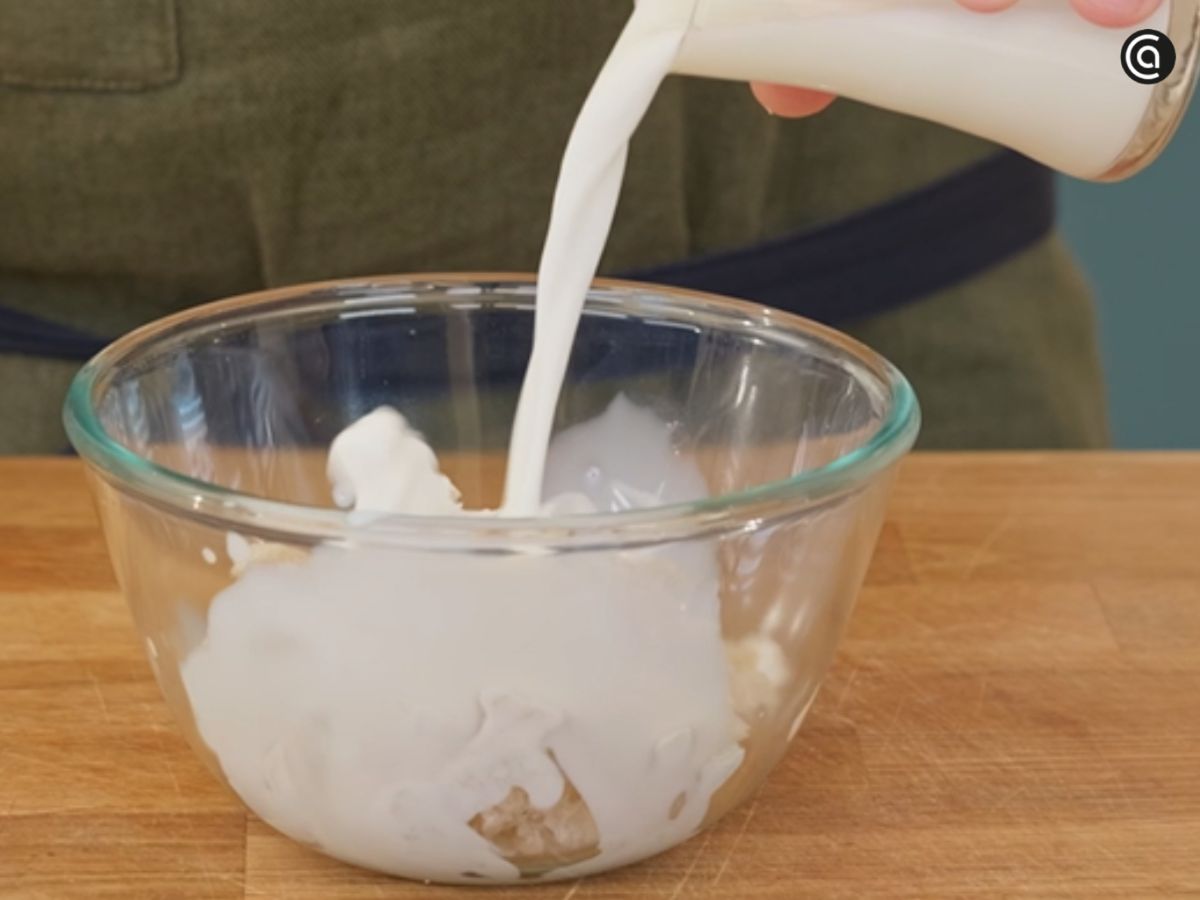 La miga de pan se hidrata con la leche para aportar jugosidad a la carne.