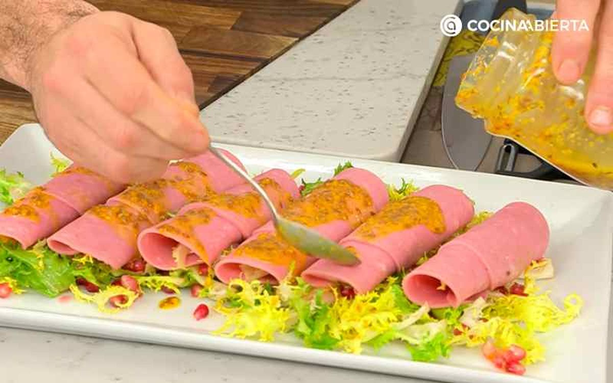 Sirve la ensalada de mortadela y añade el aliño