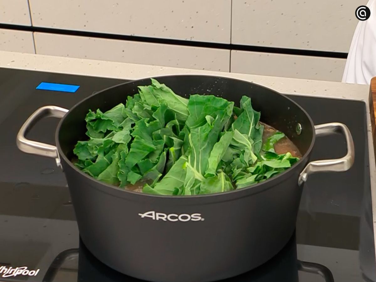 Añade las berzas y las patatas a la cazuela y cocina