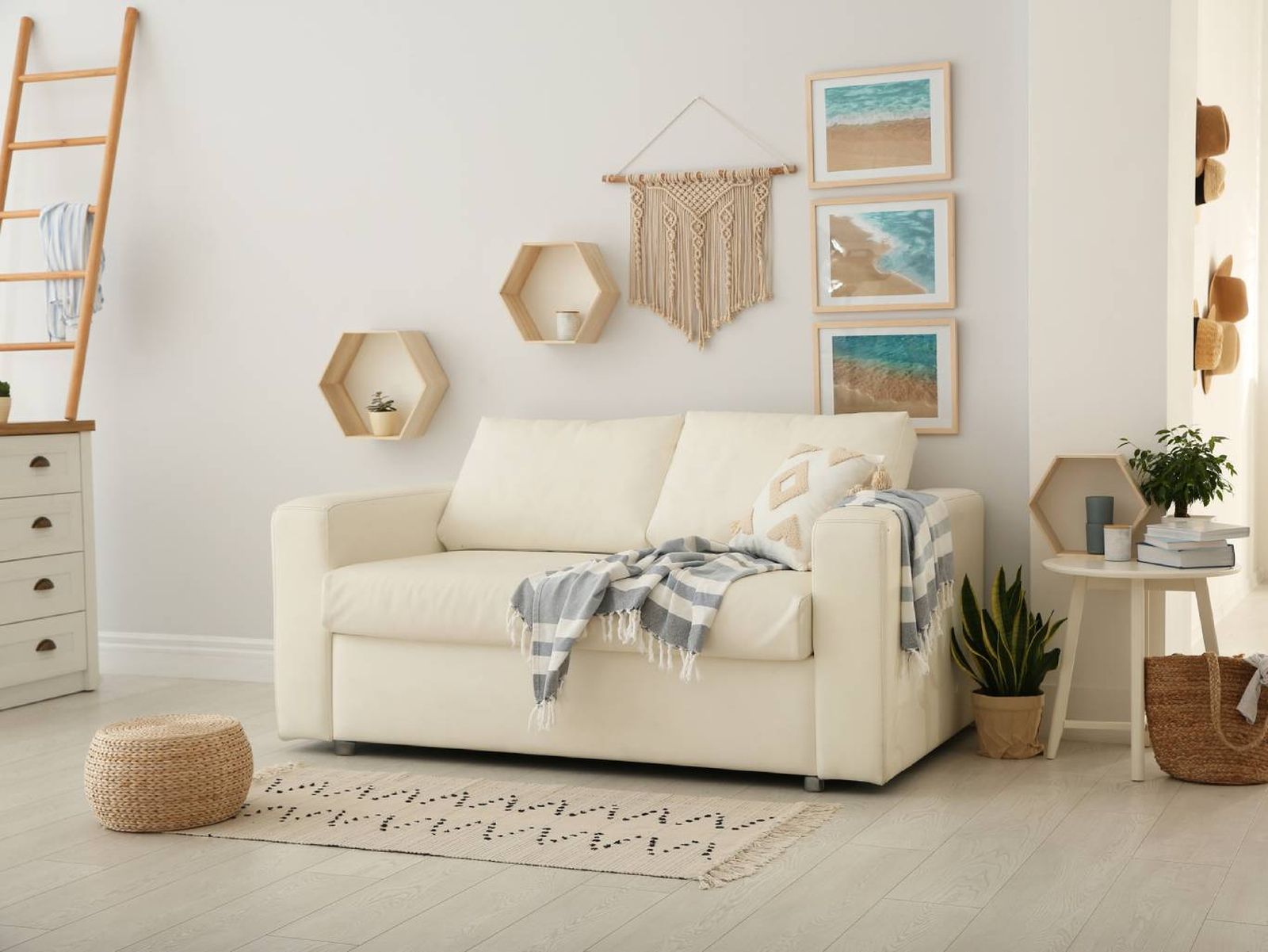 Muebles ligeros, tonos neutros y elementos naturales como las fibras ayudan a crear una sensación de amplitud.