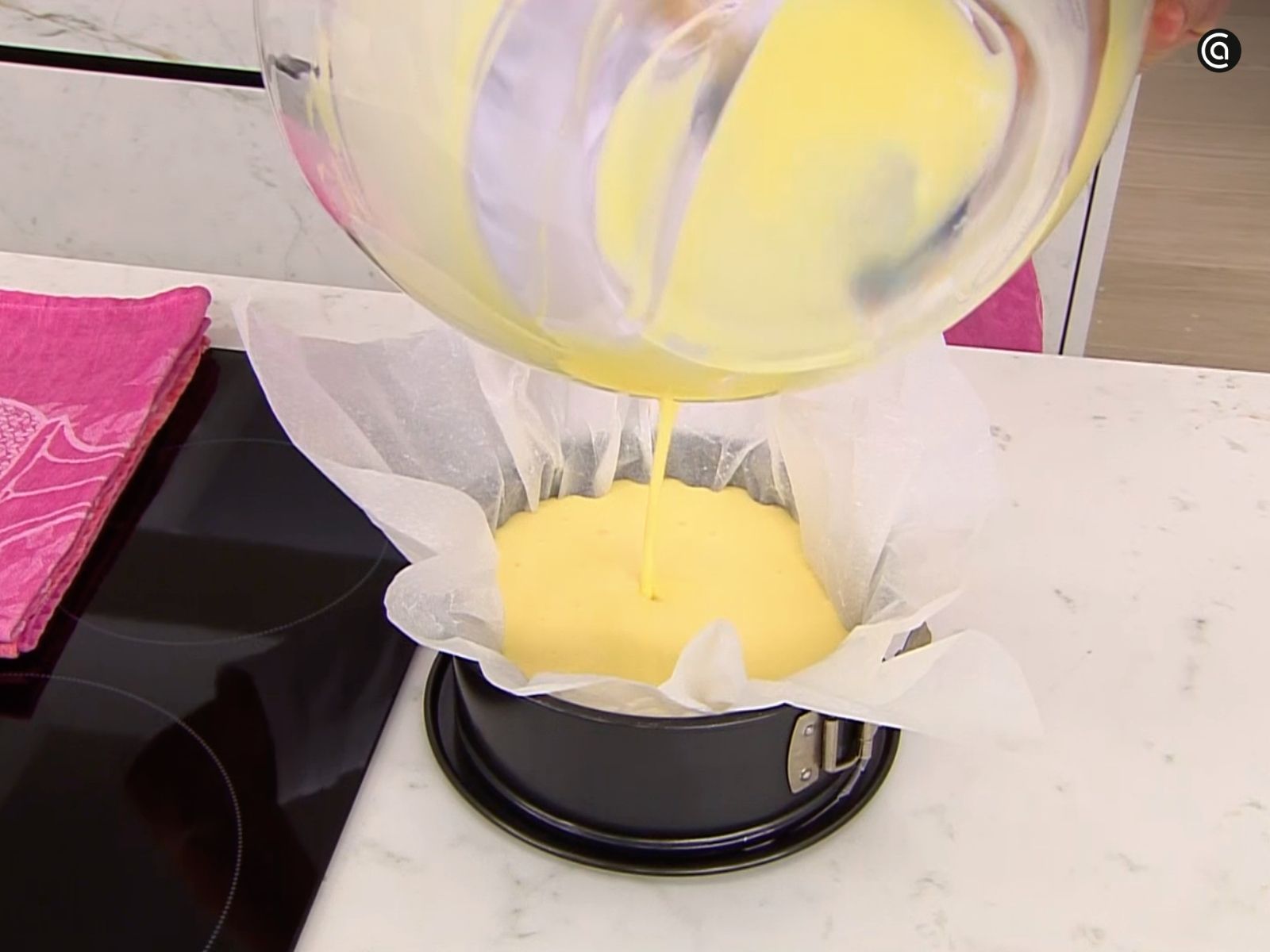 Cubre el molde con papel de horno e incorpora la mezcla Cubre el molde con papel de horno e incorpora la mezcla