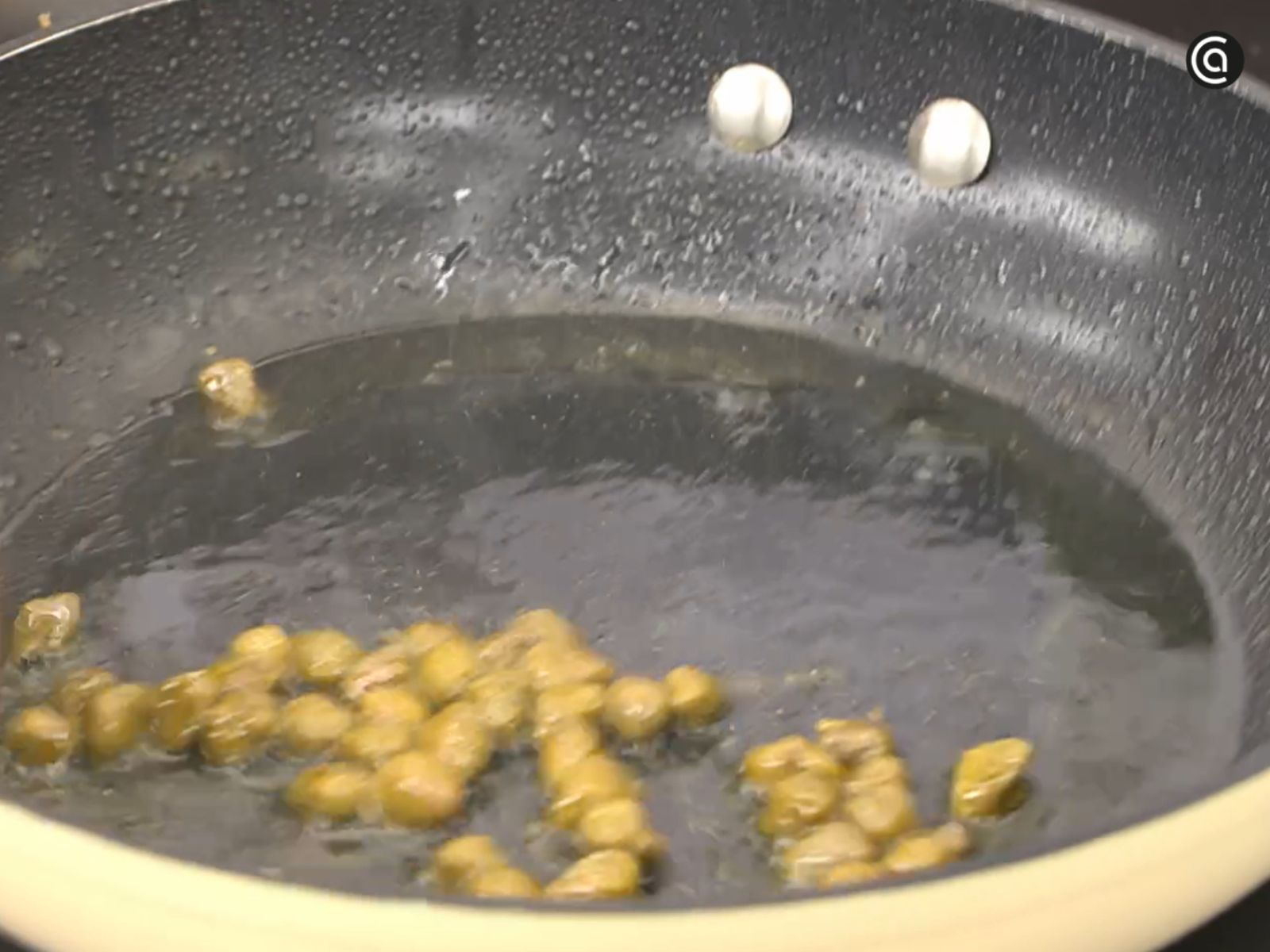 Las alcaparras se fríen unos segundos y se dejan escurrir para que queden crujientes.