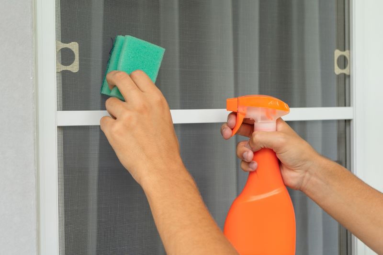 Recuerda usar un jabón suave para quitar las manchas del estor