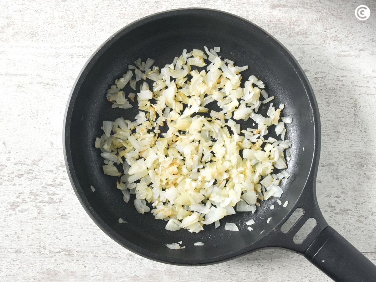 Sofrito de cebolla y aho para los espaguetis napolitana