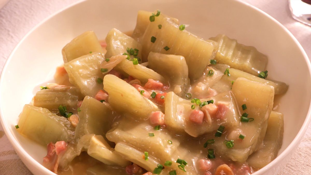 Disfruta del caldo a la navarra bien caliente, un plato reconfortante que refleja la rica tradición culinaria de Navarra