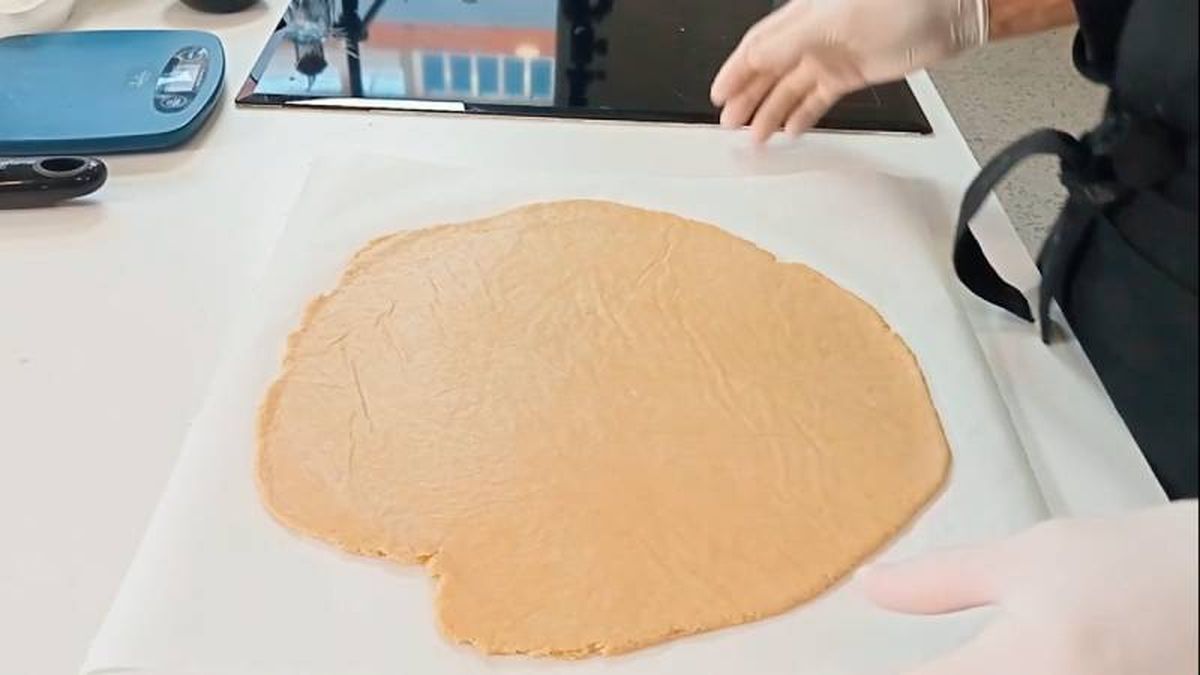 Prepara la masa de la tarta