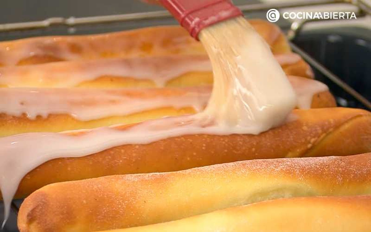 Pinta con el glaseado y deja que se sequen