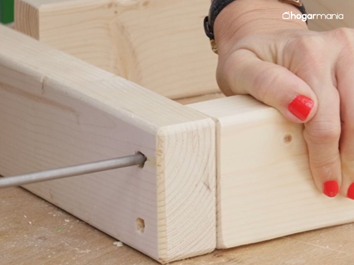 Los listones se unen con tirafondos para formar la estructura de las patas.