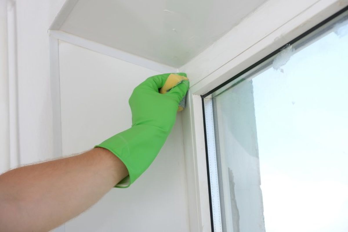 Mancha de pintura en el marco de la ventana