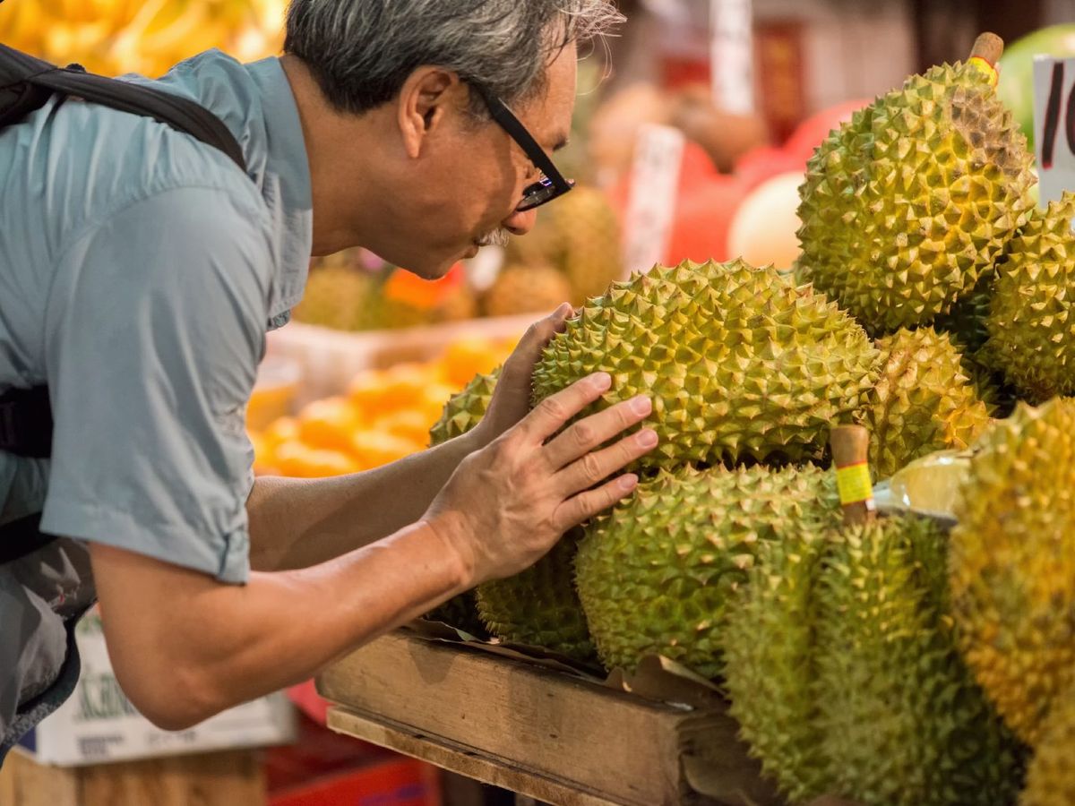 persona huele durian fruta