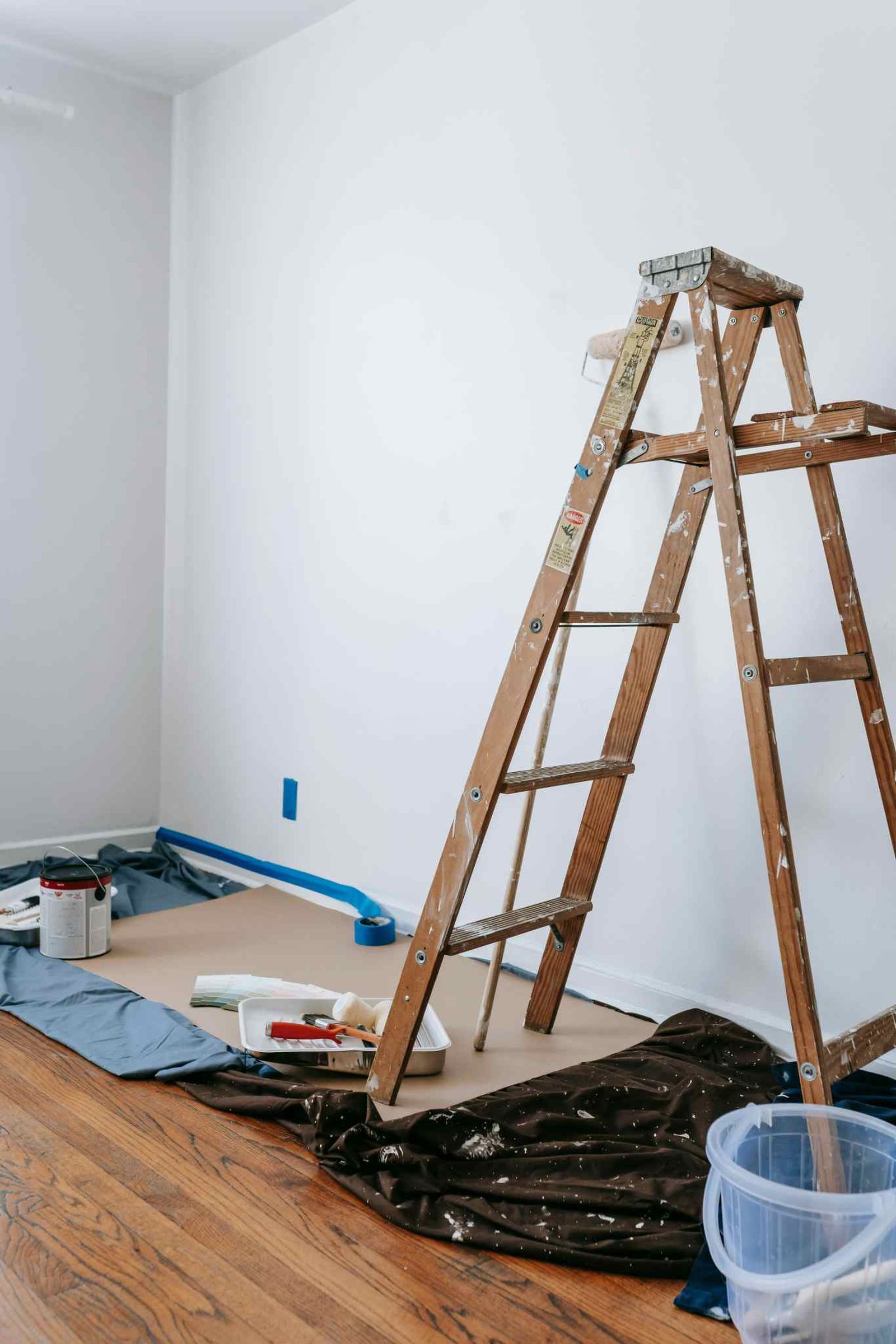 Vacía la habitación de muebles.