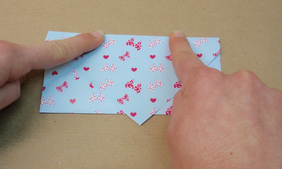 Hacer un sobre con un corazón para San Valentín paso 6