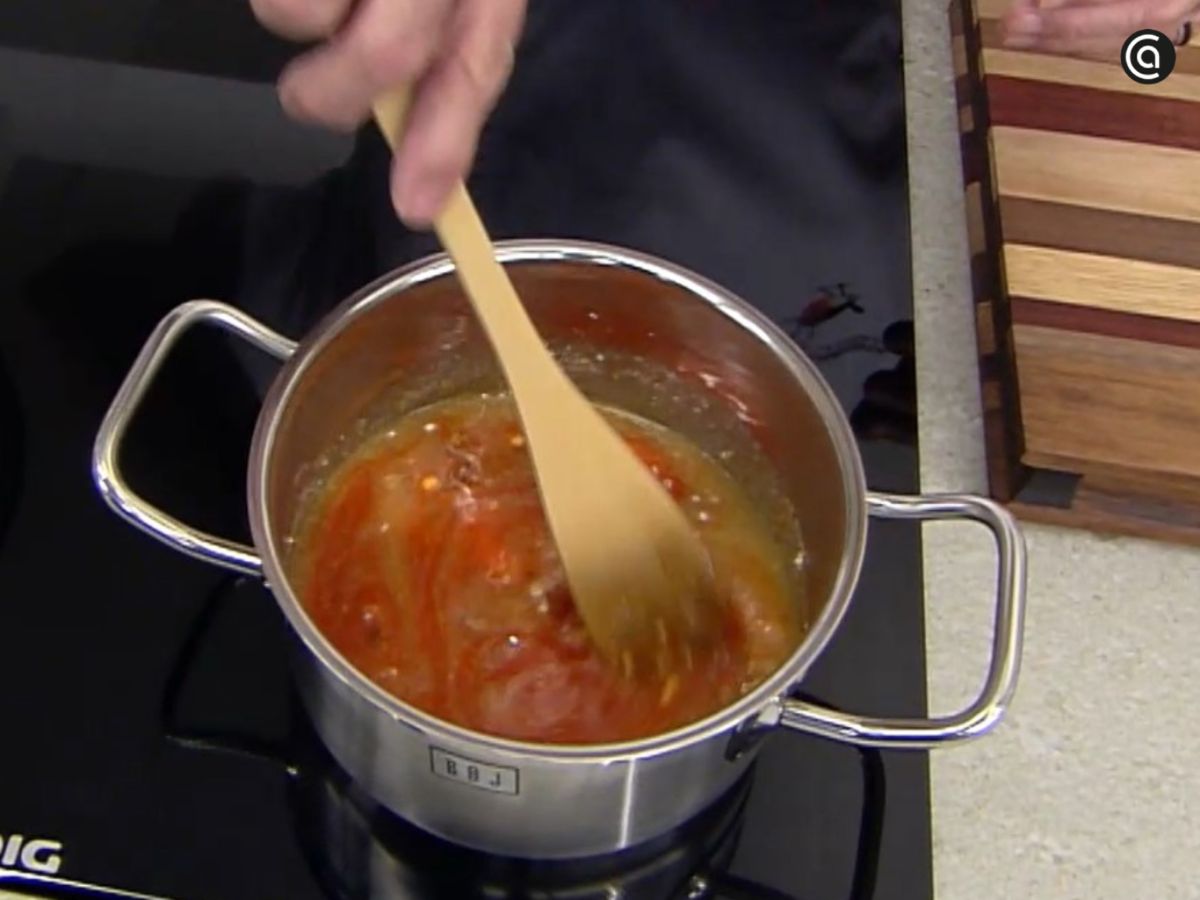 Mantén la salsa a fuego bajo y remueve hasta que tenga una textura homogénea, brillante y ligeramente espesa. No debe hervir en ningún momento.