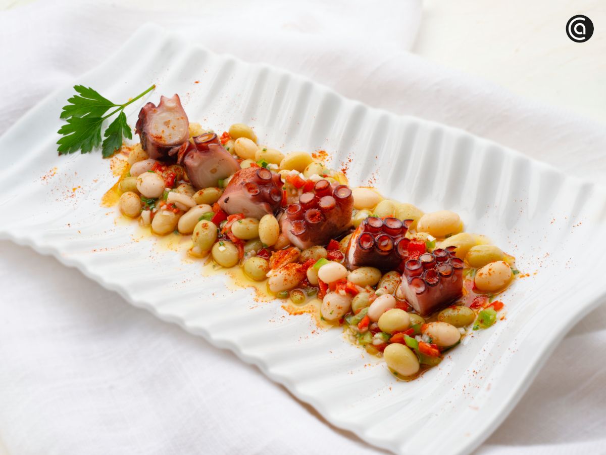 Salpicón de pochas con pulpo: una combinación festiva y refrescante para cualquier comida estival.