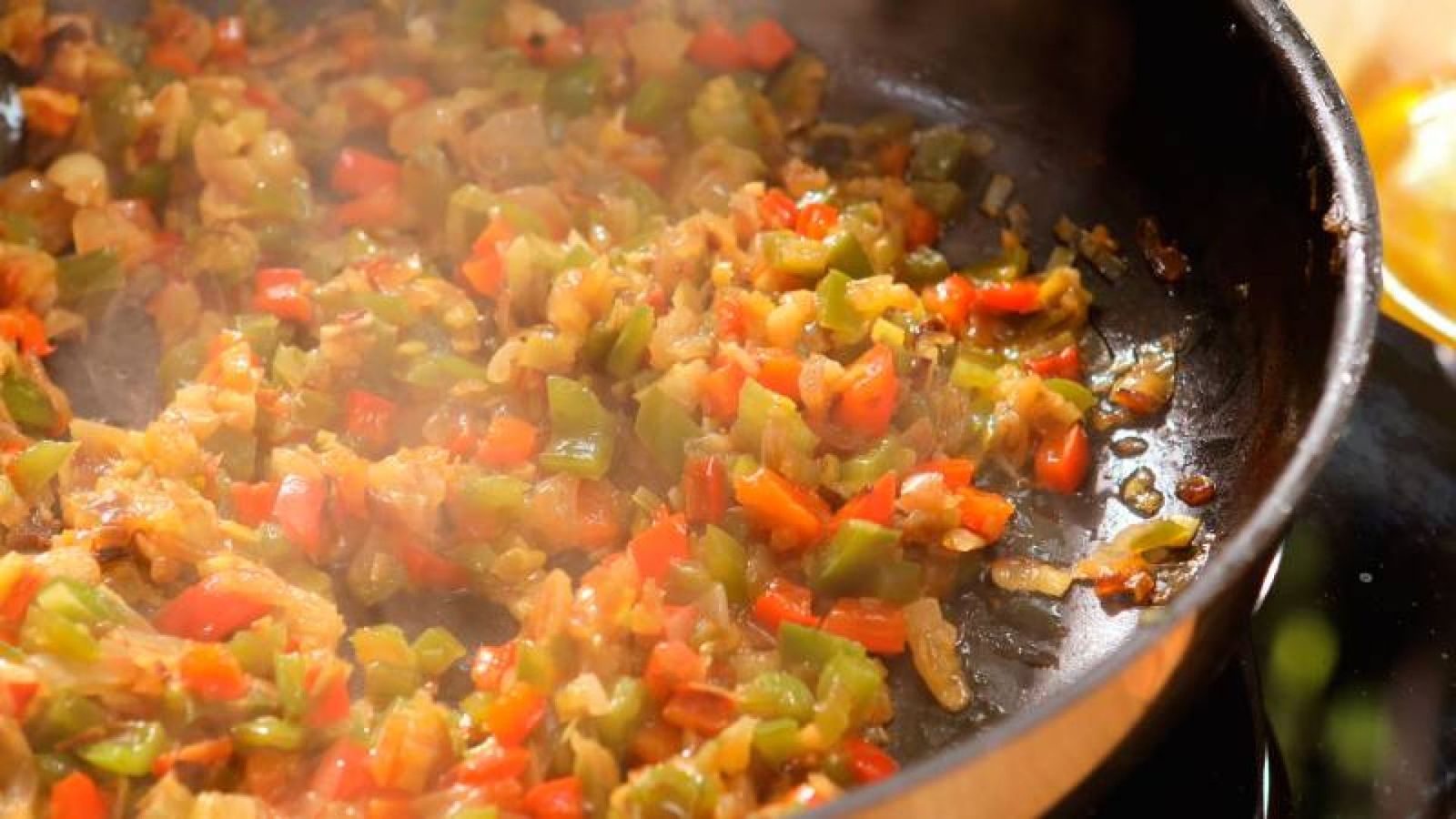 Sofríe las verduras en aceite de oliva para realzar su sabor Sofríe las verduras en aceite de oliva para realzar su sabor