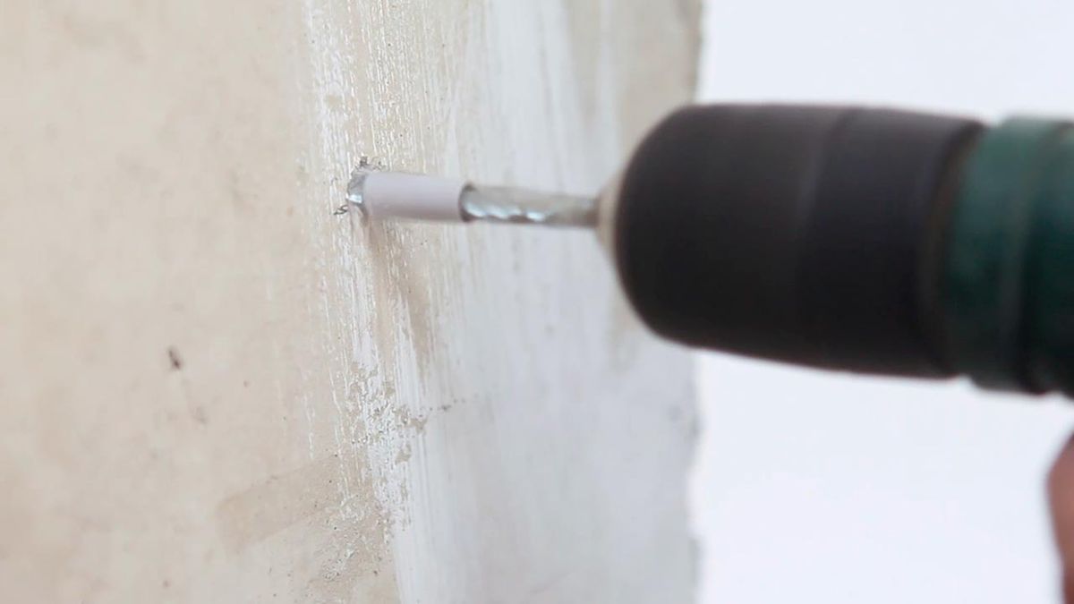 Como colocar tacos con bridas en la pared paso 2