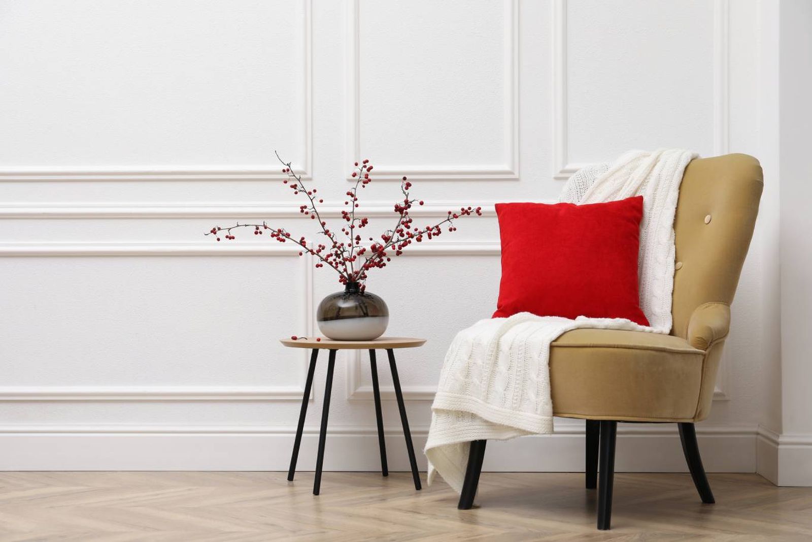 Salón elegante en tonos claros con pequeños toques de rojo. Salón elegante en tonos claros con pequeños toques de rojo.