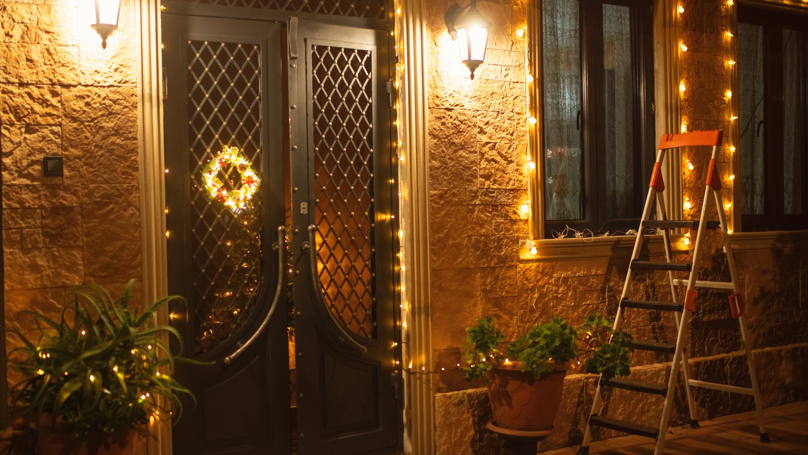 Las luces dan toque cálido y ambiente de celebración