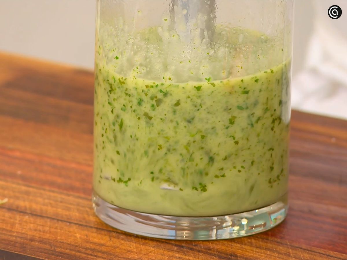 Vierte la salsa en una jarra y bátela con una batidora eléctrica