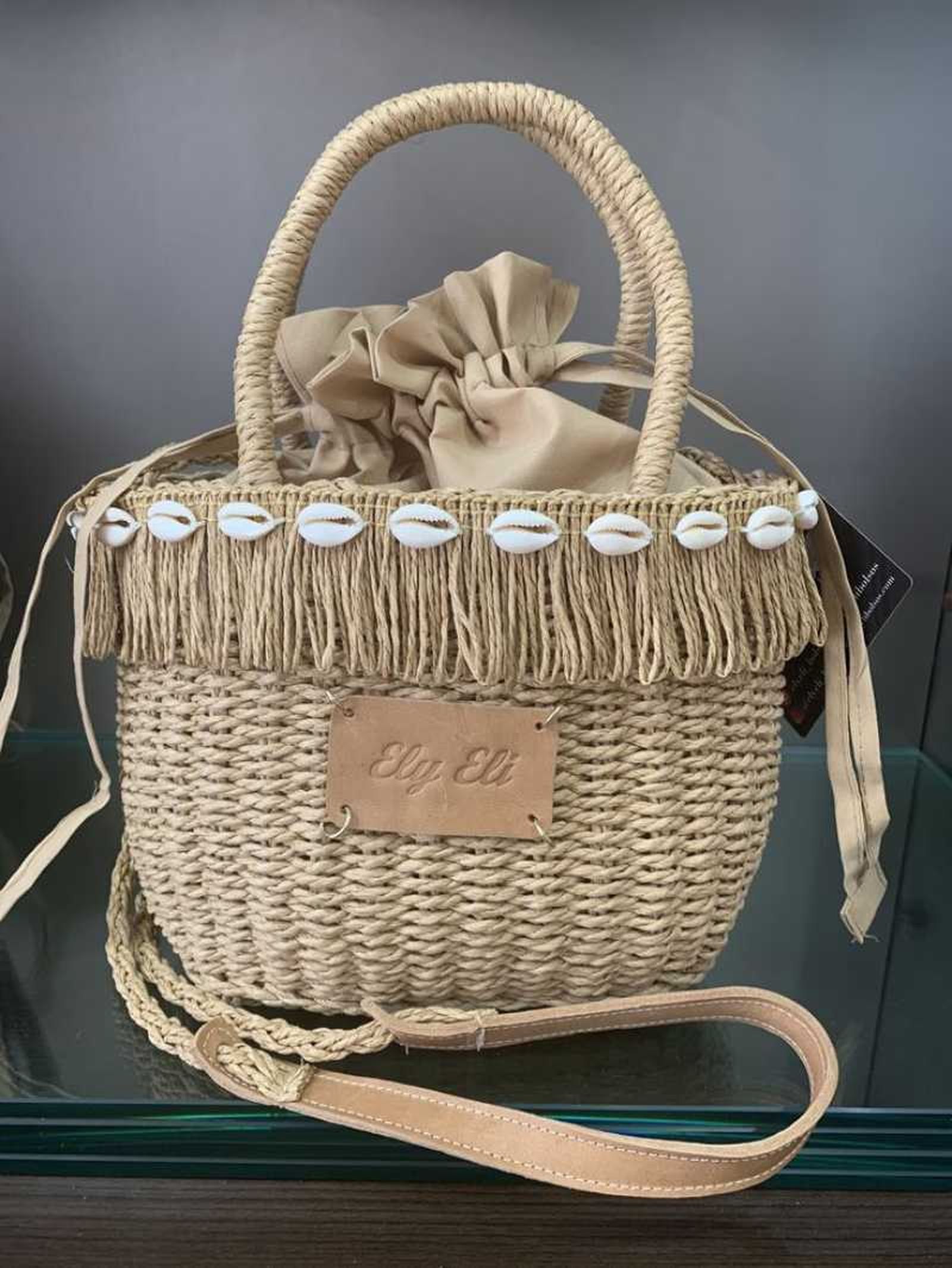 Capazo decorado con conchas.