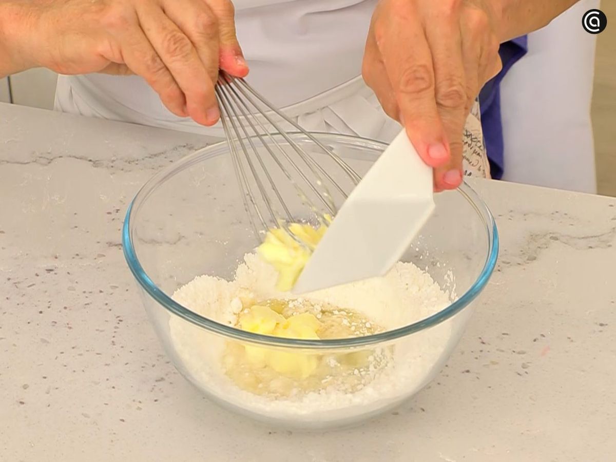 Bate los ingredientes con una varilla