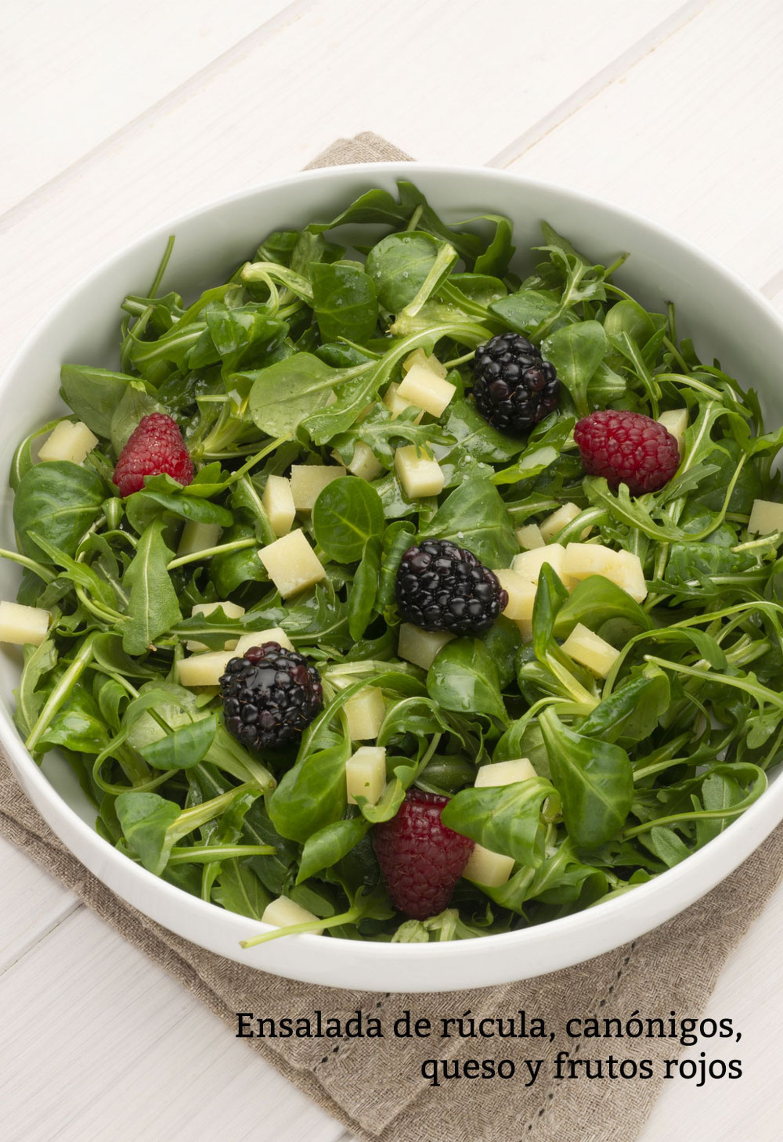 ensalada rucula canonigos queso frutos rojos v ensalada rucula canonigos queso frutos rojos v
