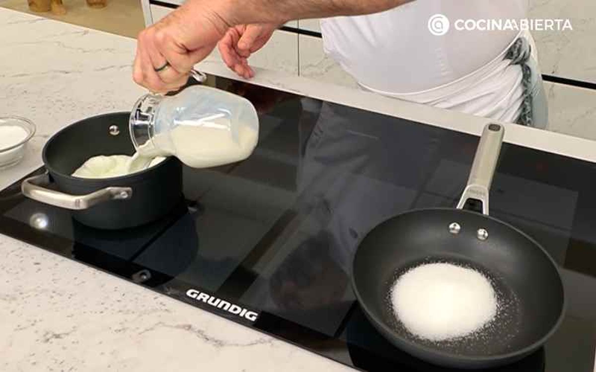 Calienta leche y funde el azúcar