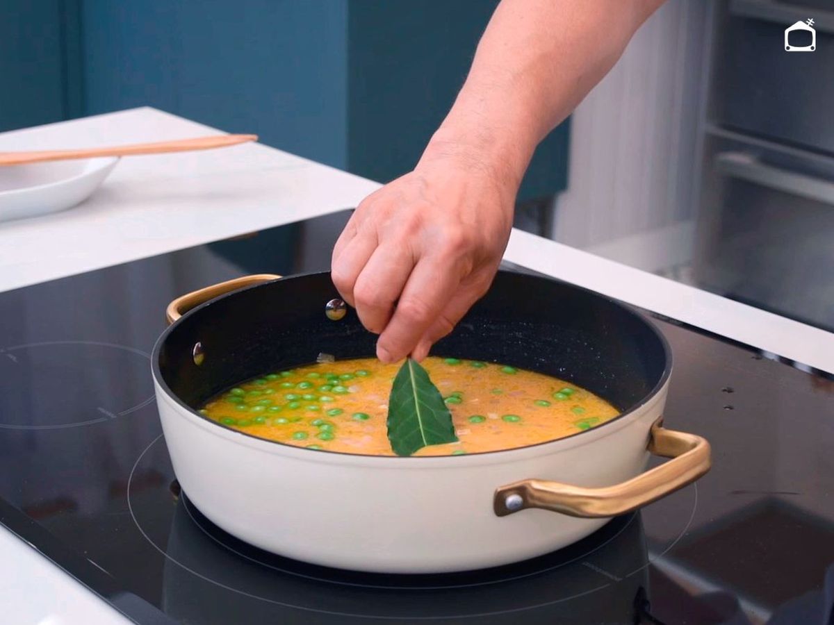 Cubre el arroz con el caldo y añade el laurel