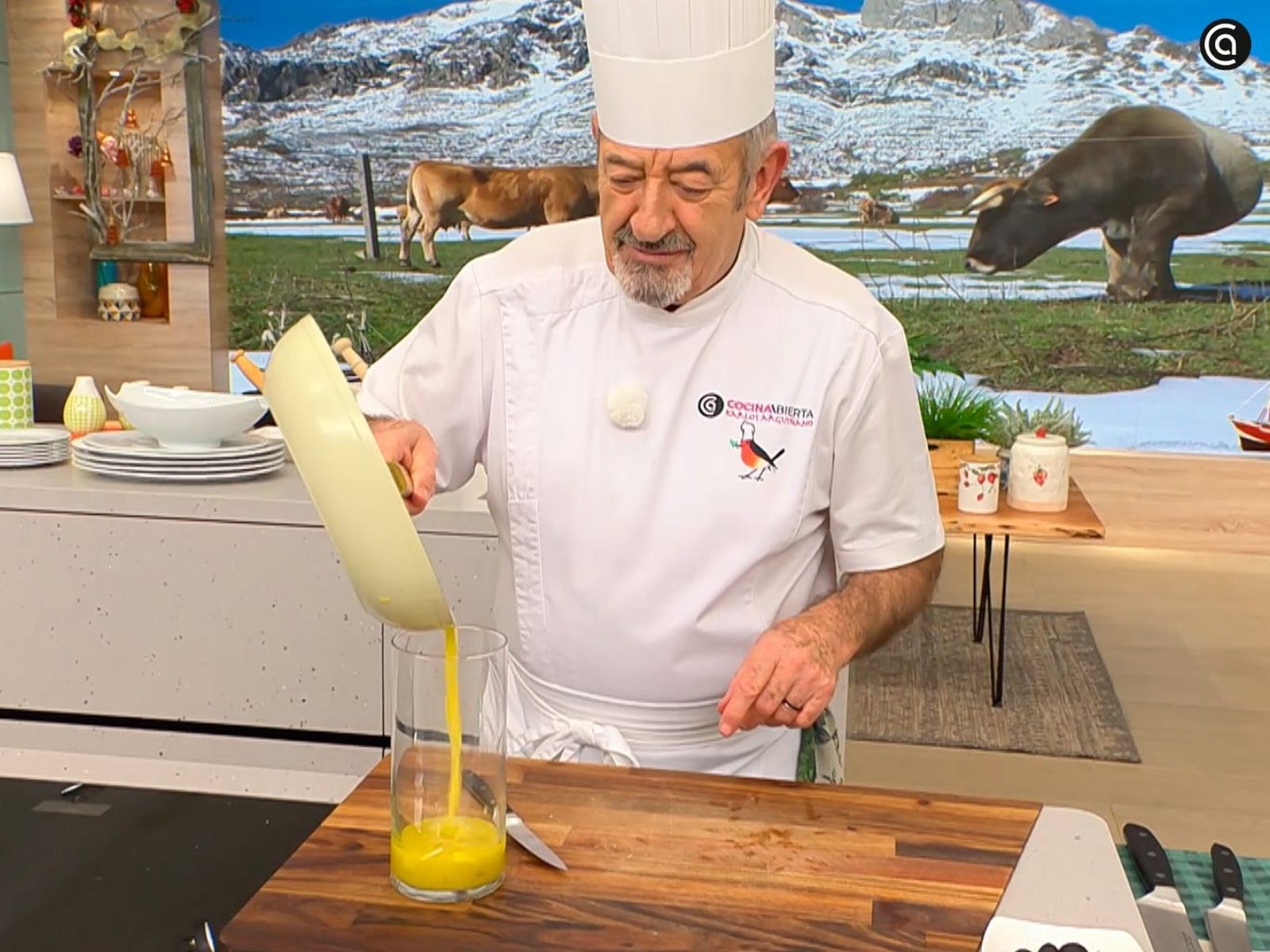 Tritura el aceite del bacalao con un diente de ajo